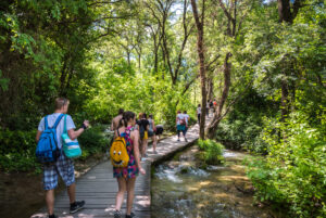 Turistas en un sendero