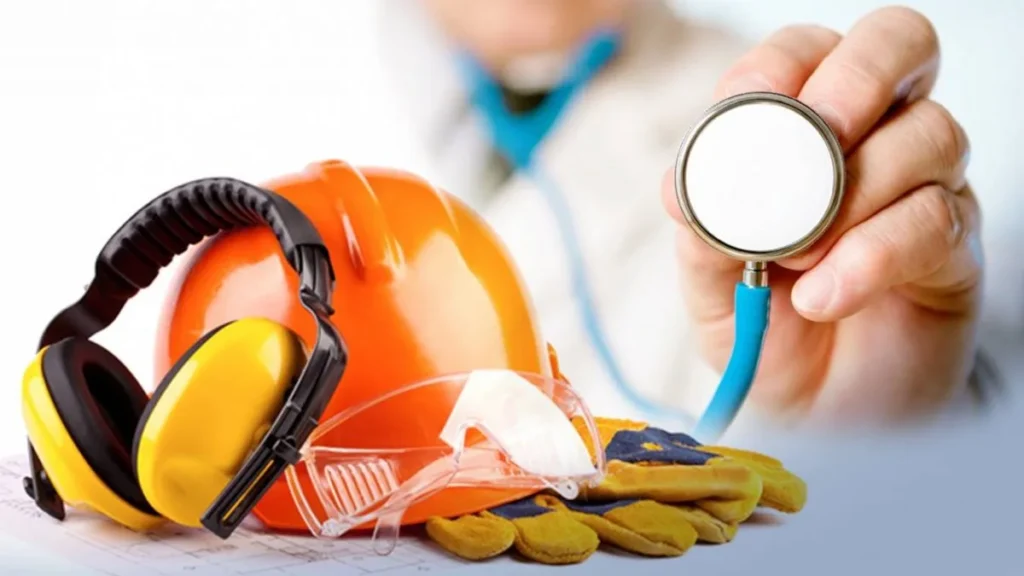 equipo de seguridad y doctor con estetoscopio