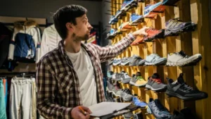 Joven comprando tenis