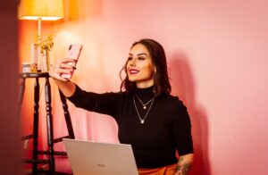 Chica tomandose selfie