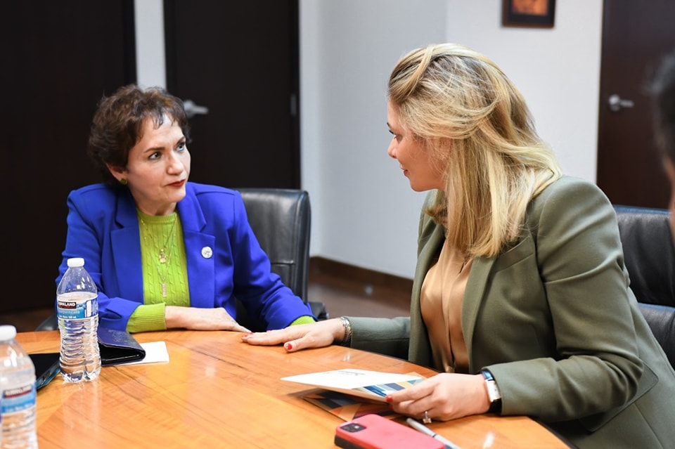 Elizabeth Villalobos con Maru Campos