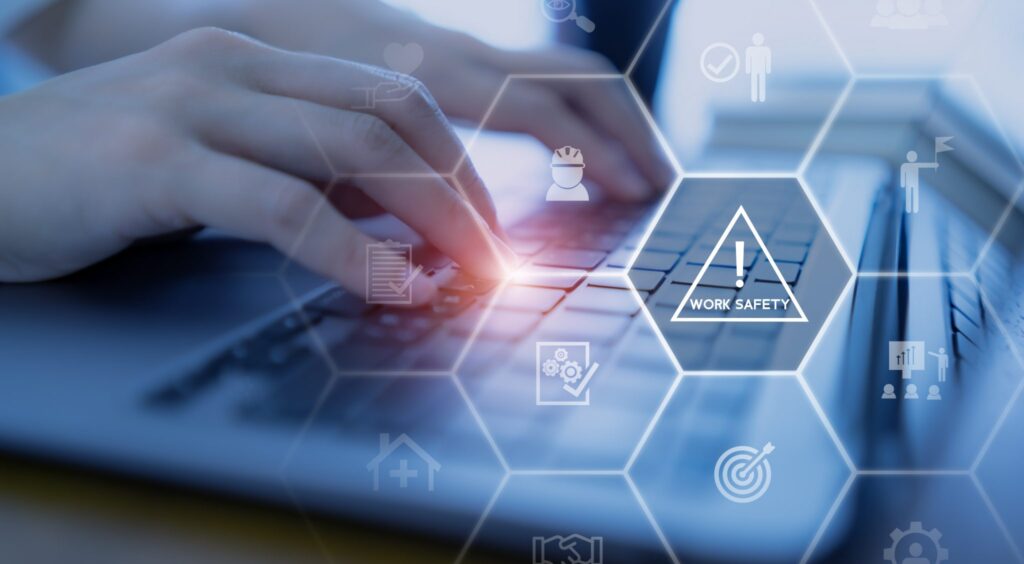 Manos en teclado con imagen superpuesta de iconos de seguridad en el trabajo