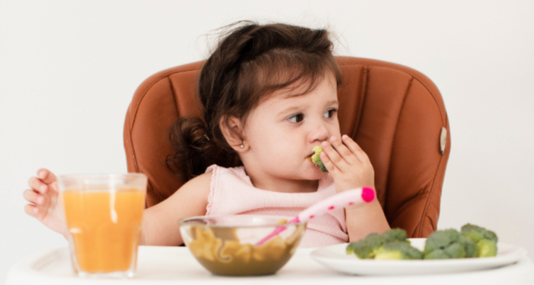 Niña infante comiendo