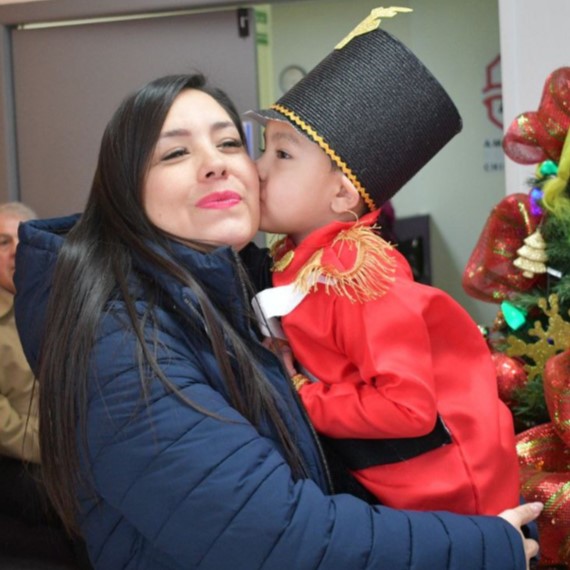 Joss Vega con su hijo.