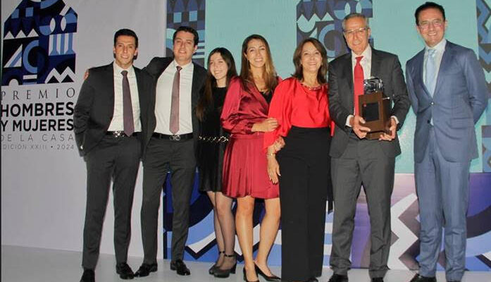 Recibe director general de Ruba premio Hombres y Mujeres de la Casa