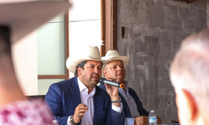 Álvaro Bustillos mantiene diálogo con líderes ganaderos ante crisis de exportación