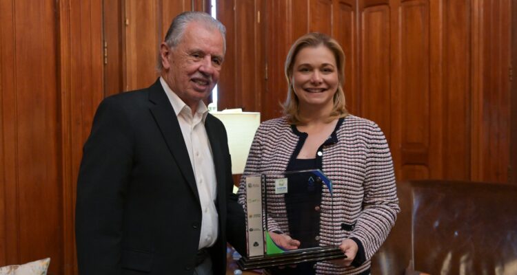 Entrega CCE reconocimiento a gobernadora
